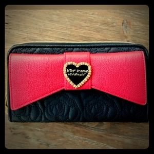 Betsey Johnson Large Bow, Zip Quilted Walle